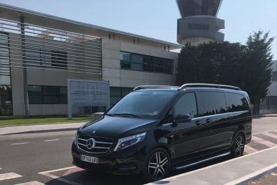 Traslado en minibús de Mercedes desde el aeropuerto de Montpellier al aeropuerto de Niza