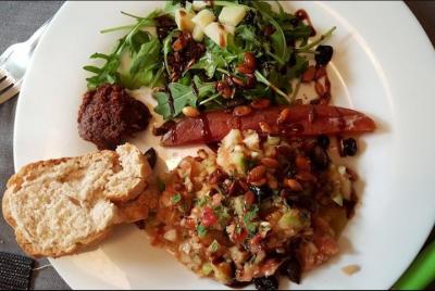 Cena francesa con un toque mediterráneo en el corazón de Niza. Cena francesa con un toque mediterráneo en el corazón de Niza.