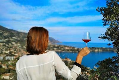 Agradable recorrido a pie con una copa de vino. Agradable recorrido a pie con una copa de vino.