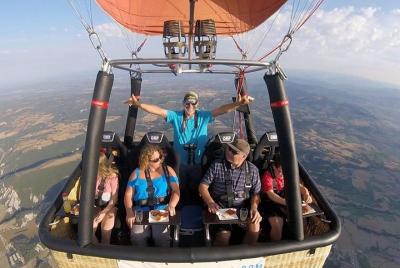 Exclusivo paseo en globo por Barcelona con desayuno típico en restaurante