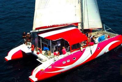 Crucero privado Riviera en catamarán llamativo: ¡hasta 28 pasajeros! Crucero privado Riviera en catamarán llamativo: ¡hasta 28 pasajeros!