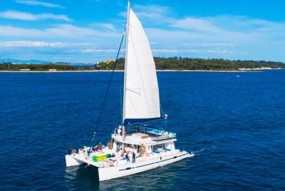 Crucero privado en Riviera en catamarán espectacular: ¡hasta 86 pasajeros! Crucero privado en Riviera en catamarán espectacular: ¡hasta 86 pasajeros!