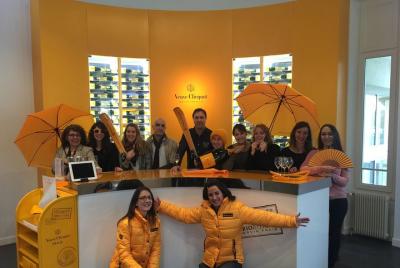Recorrido de un día con cata de champán: Veuve Clicquot y dominios de la familia con almuerzo incluido Recorrido de un día con cata de champán: Veuve Clicquot y dominios de la familia con almuerzo incluido