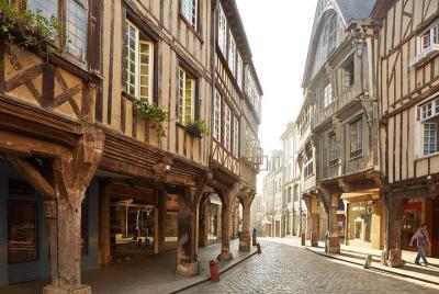 Excursión de un día con un conductor local Dinan & Cancale desde Saint-Malo - 7 horas