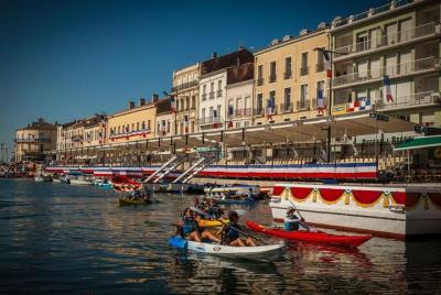 3 horas de viaje en kayak por el mar en los canales de Sete 3 horas de viaje en kayak por el mar en los canales de Sete