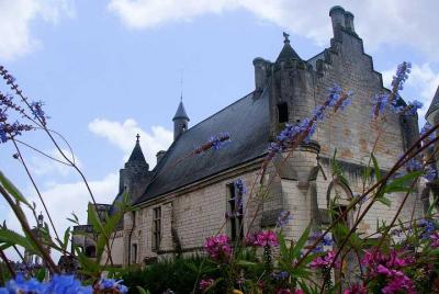 La ciudad real de Loches, descubriendo un tesoro que está fuera de los caminos trillados. La ciudad real de Loches, descubriendo un tesoro que está fuera de los caminos trillados.
