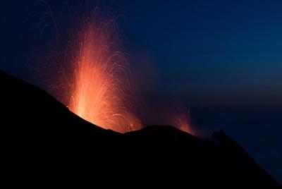 Trekking a 400m para admirar las explosiones del volcán y la Sciara del Fuoco.