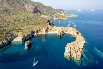 Una semana de crucero en las islas Eolias en un velero con patrón y anfitriona