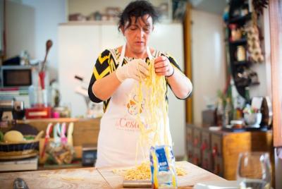 Clase privada de elaboración de pasta en la casa de una Cesarina con degustación en Ascoli Piceno