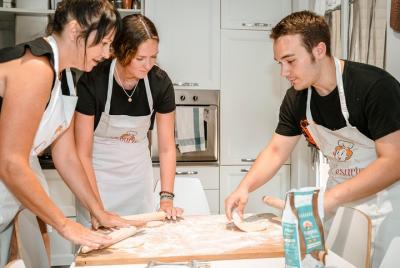 Comparta su amor de pasta: clase de pasta y tiramisú en grupos pequeños en Pienza Comparta su amor de pasta: clase de pasta y tiramisú en grupos pequeños en Pienza
