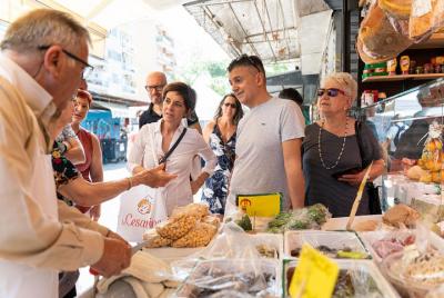 Visita al mercado de grupos pequeños y clase de cocina en Pienza Visita al mercado de grupos pequeños y clase de cocina en Pienza