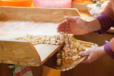 Clase privada de elaboración de pasta en la casa de una Cesarina con degustación en Bari