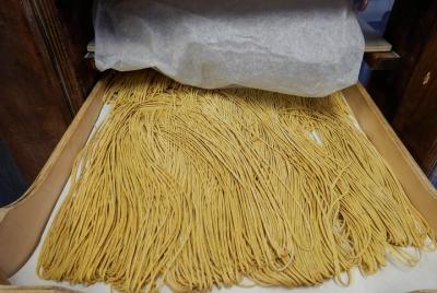 Visita al mercado de grupos pequeños y experiencia gastronómica en la casa de Cesarina en Asti