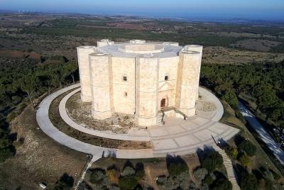 Tour privado y traslado Trani y Castel del Monte desde Bari