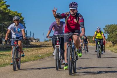 Tour en bicicleta por la naturaleza de Trani entre el campo y la costa.