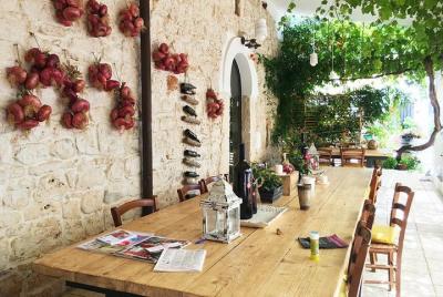 Visita a un viñedo con cata de vinos y almuerzo.