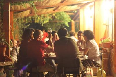 Visita guiada a viñedos y bodegas con degustación final.