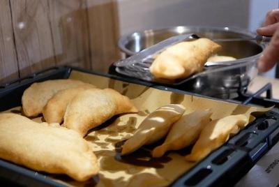 Manos en la clase de cocina casera Panzerotti en Bari