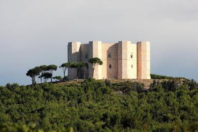 recorrido a pie Castel del Monte sitio de la Unesco