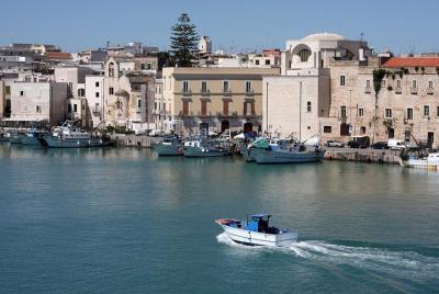 Paseo privado a pie en trani