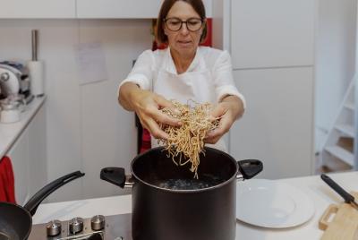 Clases privadas de pasta y tiramisú en la casa de una Cesarina con degustación en Bérgamo Clases privadas de pasta y tiramisú en la casa de una Cesarina con degustación en Bérgamo