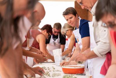 Comparta su amor de pasta: clase de pasta y tiramisú en grupos pequeños en Varenna Comparta su amor de pasta: clase de pasta y tiramisú en grupos pequeños en Varenna