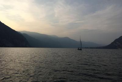 Puesta de sol en un velero en el lago de Como, ¡con cena a bordo! Puesta de sol en un velero en el lago de Como, ¡con cena a bordo!
