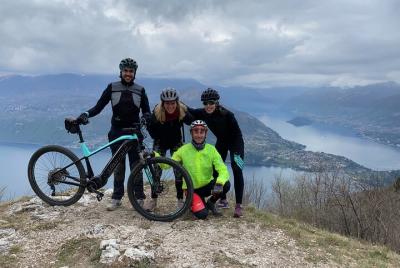 Recorrido en bicicleta E-MTB por la ruta escénica 65 de Varenna Recorrido en bicicleta E-MTB por la ruta escénica 65 de Varenna