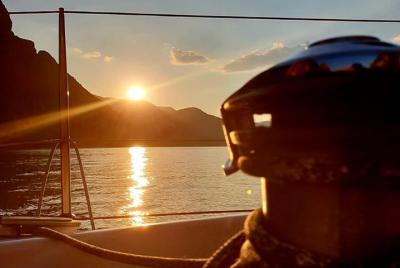 Velero al atardecer en el lago de Como Velero al atardecer en el lago de Como