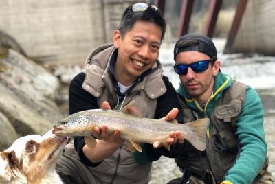 Pesca con mosca para mármol y truchas marrones en los Alpes italianos Pesca con mosca para mármol y truchas marrones en los Alpes italianos