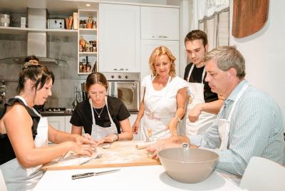 Comparta su amor por la pasta: clase de pasta y tiramisú en grupos pequeños en el lago de Garda Comparta su amor por la pasta: clase de pasta y tiramisú en grupos pequeños en el lago de Garda