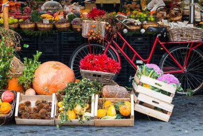 Visita al mercado de grupos pequeños y experiencia gastronómica en la casa de Cesarina en el lago de Garda Visita al mercado de grupos pequeños y experiencia gastronómica en la casa de Cesarina en el lago de Garda