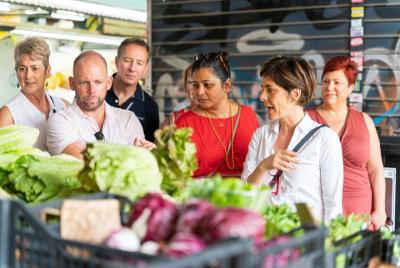 Visita al mercado de grupos pequeños y clase de cocina en Brindisi Visita al mercado de grupos pequeños y clase de cocina en Brindisi