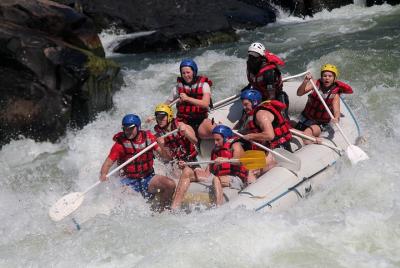 Rafting en aguas blancas en el río Zambezi