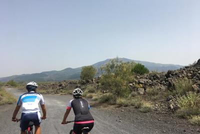 ETNA TOUR (alojamiento, desayuno, alquiler, tour en bicicleta y comida para llevar). ETNA TOUR (alojamiento, desayuno, alquiler, tour en bicicleta y comida para llevar).