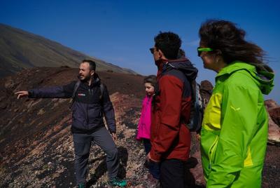 Tour privado de medio día de trekking al Etna Tour privado de medio día de trekking al Etna
