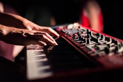 Withlocals Italian Music Quiz y Live Keyboard Concert Virtual Experience Withlocals Italian Music Quiz y Live Keyboard Concert Virtual Experience