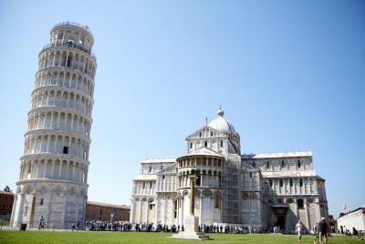 La torre inclinada y medio día de Pisa La torre inclinada y medio día de Pisa