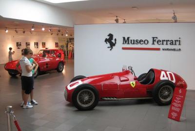 2 noches en Ferrari World y con recorrido privado a pie por Bolonia desde Florencia 2 noches en Ferrari World y con recorrido privado a pie por Bolonia desde Florencia