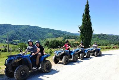 Quad Tour ATV Adventure en Chianti. Almuerzo y Cata de Vinos. Van superior abierta Quad Tour ATV Adventure en Chianti. Almuerzo y Cata de Vinos. Van superior abierta