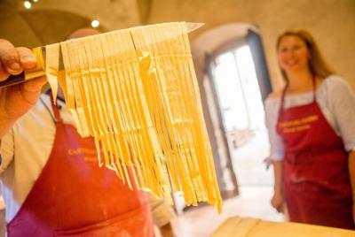 Excursión en grupo pequeño a las bodegas y al castillo de la Toscana con clase de pasta + degustación de vinos Excursión en grupo pequeño a las bodegas y al castillo de la Toscana con clase de pasta + degustación de vinos