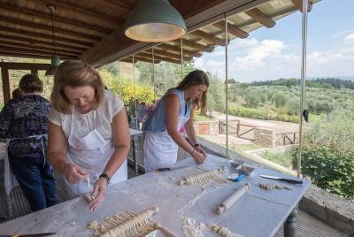 Clase de cocina y almuerzo en una granja toscana, con recorrido por el mercado local, desde Florencia Clase de cocina y almuerzo en una granja toscana, con recorrido por el mercado local, desde Florencia