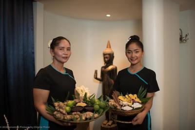 Masaje con aceite relajante a cuatro manos