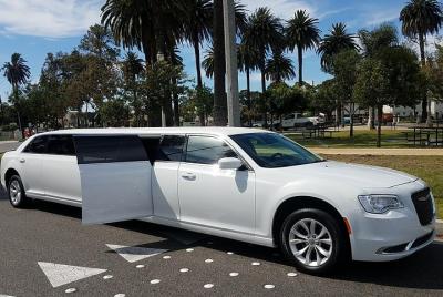 Rent a Car para Bodas: Limusina Chrysler Blanca Rent a Car para Bodas: Limusina Chrysler Blanca