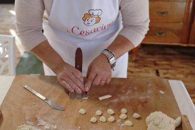 Visita al mercado privado y clase de cocina con almuerzo o cena en Ischia. Visita al mercado privado y clase de cocina con almuerzo o cena en Ischia.