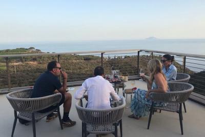 Aperitivo en la terraza de Tenuta delle Ripalte Aperitivo en la terraza de Tenuta delle Ripalte