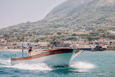 Paseo en barco por la isla de Ischia con una lanza de 10 m típica de Ischia Paseo en barco por la isla de Ischia con una lanza de 10 m típica de Ischia