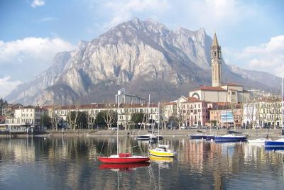 Mercado local típico en Lecco en el lago de Como
