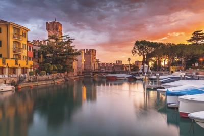 Crucero al atardecer privado en el lago de Garda con Prosecco