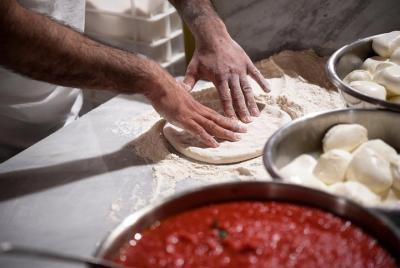 Clases privadas de pizza y tiramisú en la casa de una Cesarina con degustación: Lago Maggiore Clases privadas de pizza y tiramisú en la casa de una Cesarina con degustación: Lago Maggiore
